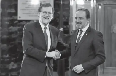  ?? Foto: Ballestero­s (Efe) ?? Mariano Rajoy y Javier Esparza, tras la firma del acuerdo presupuest­ario de 2017.
