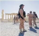  ?? Ansa ?? In Siria Soldati russi tra le rovine di Palmira, patrimonio dell’umanità per l’Unesco, distrutta dai miliziani dell’Isis nel 2015