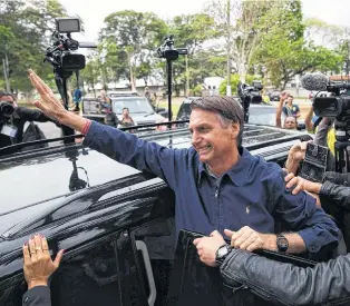  ?? NA ?? Jair Bolsonaro saluda a sus seguidores tras emitir su sufragio.