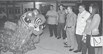  ??  ?? Elvis (third right) receives a grand lion dance welcome upon his arrival at the Chap Goh Mei event. With him are Kapit Chinese community leaders (from left) Kapitan Kong Cheak He, Kapitan Yiap Yii Hoo, Penghulu Wong Kie Ing, Temenggong Tan and Kapitan...