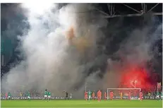  ?? FOTO: CIPRIANI/AP ?? Rauchbombe­n werden bei der Partie AS Saint-Étienne gegen Paris gezündet. Seither finden die Heimspiele von AS ohne Publikum statt.