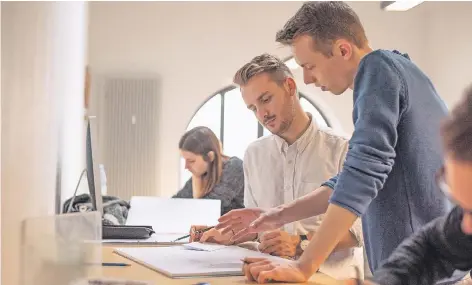  ??  ?? In der ehemaligen Zeche Lothringen lernen zukünftige Studenten in einem Mappenkurs Zeichnen und Gestalten.