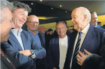  ?? ?? Presidente do F. C. Porto, sorridente, à conversa com Domingos Paciência