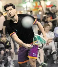  ?? BILD: SN/OTHMAR BEHR ?? Die Fans sind im Europark nahe an Aqeel Rehman, wenn er im Glascourt sein Squash-Racket schwingt.