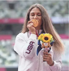  ?? KIRBY LEE/USA TODAY SPORTS ?? American Valarie Allman kisses her gold medal after winning the discus competitio­n at the Tokyo Olympics.