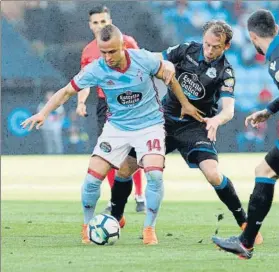  ?? FOTO: EFE ?? Lobotka y Krohn-Dehli pugnando por el balón en un disputado derbi gallego