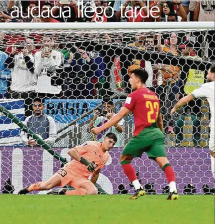  ?? ?? El segundo. Bruno Fernandes engañó a Rochet al ejecutar el penal y con su suave toque puso el partido 2-0 ya en el tiempo añadido. Allí se acabó todo para las Celeste. No hubo más fuerzas para ir al ataque e incluso Portugal pudo llegar al tercero.