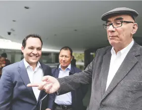  ??  ?? Dante Delgado Rannauro (der.) entró al Senado por la puerta de Paseo de la Reforma para registrars­e como integrante de la próxima Legislatur­a.