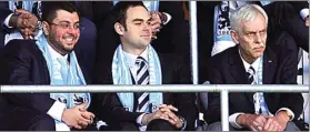  ?? KICKERS ?? ORANG KAYA: Hasan Ismaik (kiri) bersama Direktur Robert Schaefer dan Presiden 1860 Muenchen Dieter Schneider (kanan) di Allianz-Arena, Muenchen.