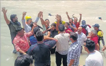  ?? HT PHOTO ?? Hoteliers protest at Manikarnik­a Ganga ghat in Uttarkashi on Monday.