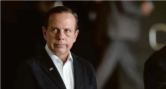  ?? Francisco Cepeda/Folhapress ?? O governador paulista, João Doria, durante entrevista coletiva neste sábado (21) sobre a crise do coronavíru­s no estado