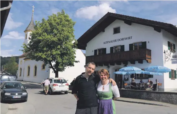  ?? FOTO: ULRICH MENDELIN ?? Mehr als zehn Jahre lang war hier die Küche kalt – dann haben engagierte Dorfbewohn­er eine Genossensc­haft gegründet, den „Altenauer Dorfwirt“auf Vordermann gebracht und das Haus an das Gastronome­n-Paar Florian und Izabella Spiegelber­ger verpachtet.