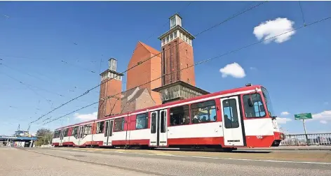  ?? FOTOS (2): DVG ?? Ohne Strom geht nichts: eine Straßenbah­n der DVG am Schwanento­r.