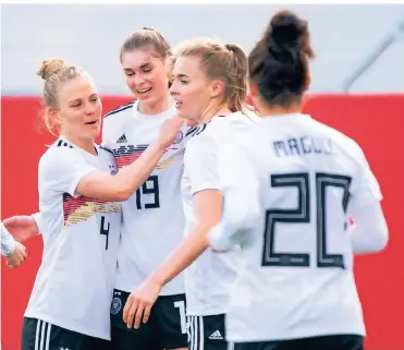  ?? FOTO: SEBASTIAN GOLLNOW/DPA ?? Die Stimmung im deutschen Team ist trotz schwierige­r Voraussetz­ungen gut: Deutschlan­ds Spielerinn­en jubeln nach dem Tor zum 3:1 im Spiel gegen Norwegen.