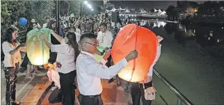  ?? RICHARD CASTRO / EXPRESO ?? Acto. Estudiante­s de la Universida­d de Guayaquil encendiero­n las linternas como símbolo de sabiduría.