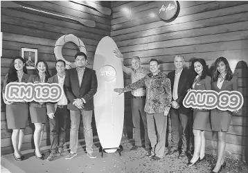  ??  ?? (From third left) AirAsia X Group Head of Commercial, Barry Klipp, Benyamin, Harwood, Goledzinow­ski and Justin Giddings flanked by cabin crew at the launch of AirAsia to transition its Melbourne services to Avalon Airport.