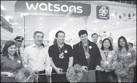  ??  ?? Rep. Martin Romualdez and Tacloban Mayor Alfred Romualdez (third and fourth from left, respective­ly) were guests of honor during the opening of Watsons’ 400th store in Savemore Tacloban. They are shown with SM Prime Holdings president Hans T. Sy...