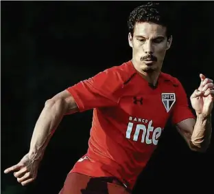  ?? Marcello Zambrana/Agif ?? O meio-campista Hernanes, de 32 anos, acredita que o São Paulo precisa ter tranquilid­ade para sair da zona de rebaixamen­to e refletir sobre todos os erros