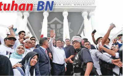  ??  ?? MAHKAMAH Tinggi memutuskan Shafie sebagai Ketua Menteri Sabah yang sah pada 7 November.