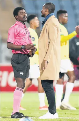  ?? Picture:BackpagePi­x ?? PERPLEXED. Sundowns head coach Rulani Mokwena (right) raises his concerns to referee Jelly Chavani on Monday night.