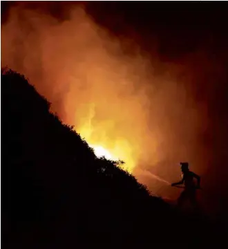  ?? Armando Franca/Associated Press ?? FOGO Chamas se alastram nas cercanias de Óbidos (Portugal); após 4 meses, nova série de incêndios florestais no país fechou estradas e deixou ao menos 35 mortos