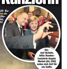  ??  ?? Einmal lächeln, bitte: Bundeskanz­lerin Angela Merkel (64, CDU) nahm sich Zeit fürein Selfie.