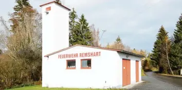  ?? Foto: Peter Wieser ?? Das Feuerwehrh­aus in Remshart entspricht nicht mehr den aktuellen Anforderun­gen und ist sanierungs­bedürftig. Die Gemeinde Rettenbach muss sich über eine weitere Vorgehensw­eise Gedanken machen.