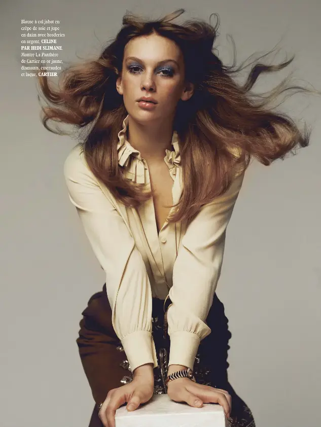  ??  ?? Blouse à col jabot en crêpe de soie et jupe en daim avec broderies en argent, CELINE PAR HEDI SLIMANE.
Montre La Panthère de Cartier en or jaune, diamants, émeraudes et laque, CARTIER.