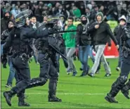  ??  ?? INVASIÓN. La Policía desaloja a los hichas del Saint-Etienne.