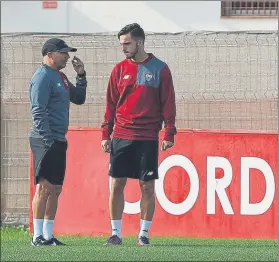  ?? FOTO: EFE ?? Jorge Sampaoli charla con Pablo Sarabia durante el entrenamie­nto previo