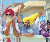  ?? PARDEEP PANDIT/HT ?? Sangrur MP Bhagwant Mann with party candidate Rattan Singh Kakkarwal (left) during a road show in Shahkot.