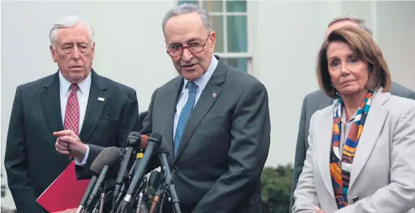  ?? FOTO: AFP ?? El jefe de la bancada minoritari­a del Senado, Chuck Schumer, y la líder de la mayoría demócrata, Nancy Pelosy, dieron declaracio­nes afuera de la Casa Blanca.