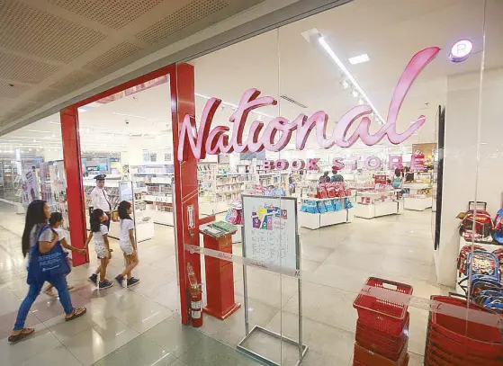  ??  ?? First in line: Excited back-to-school shoppers head to National Book Store SM North EDSA to get started on their school shopping.