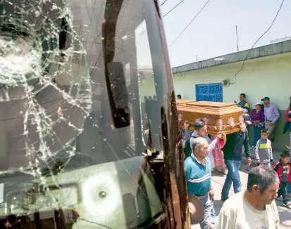  ?? FOTO ?? Habitantes de la comunidad de Arantepacu­a, México, sepultaron la semana pasada a compañeros fallecidos durante el enfrentami­ento con la policía estatal y federal de ese país.