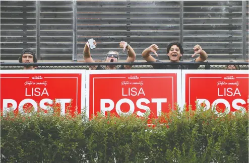  ?? CARLOS OSORIO / REUTERS ?? Protesters react as Prime Minister Justin Trudeau campaigns on Friday in Bolton.