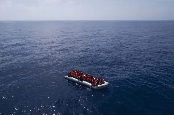  ?? FOTO: TT-AP/FELIPE DANA ?? Över hundra personer befann sig ombord på en liten båt utanför Libyens kust, i maj i år.