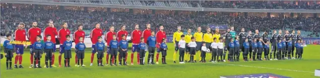  ??  ?? FORMACIÓN. Los jugadores del Qarabag y del Atlético forman antes del encuentro de ida jugado en Bakú.