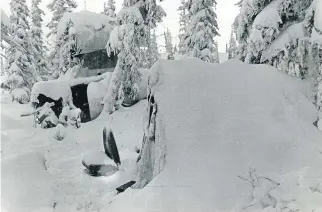  ?? UNITED PRESS INTERNATIO­NAL ?? Marten Hartwell survived for 32 days in this makeshift tent in the foreground.