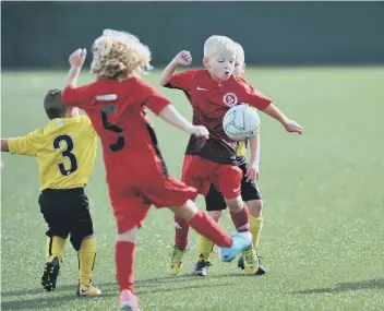  ??  ?? Washington AFC Blacks (red) and Hebburn Town Blues Barca, at Temple Park Centre, South Shields.