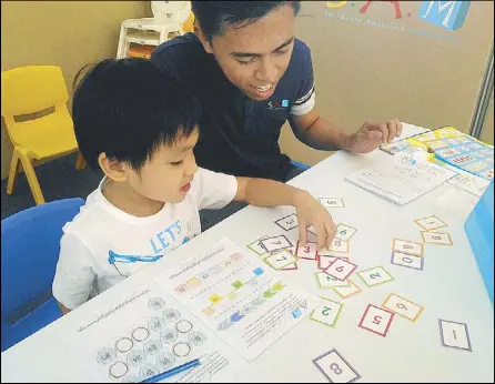  ??  ?? The Singapore math program utilizes individual­ized teaching methods and concrete examples.