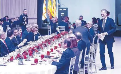  ?? JORDI COTRINA ?? El Rey Felipe VI presidió anoche la cena de inauguraci­ón del Mobile en presencia de Pedro Sánchez y Pere Aragonès.