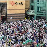  ?? CONTRIBUTE­D ?? Hundreds of doctors, nurses and staff from department­s at Grady Memorial Hospital knelt Friday in memory of George Floyd and other racial injustice victims.
