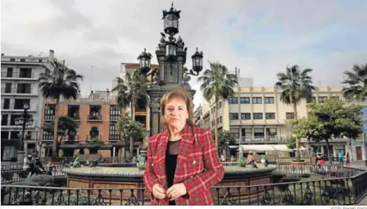  ?? FOTOS: ERASMO FENOY ?? Sandra García, delegada del Gobierno en Andalucía, en la Plaza Alta de Algeciras.