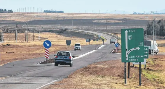  ?? FOTOS: ARCHIVO LA NUEVA. ?? LA DÁRSENA ubicada en el cruce de las ruta 33 y 76 fue escenario del vuelco que terminó con una mujer fallecida y tres heridos.