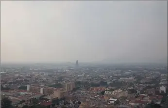  ?? The Los Angeles Times/tns ?? A haze of hazardous smoke covers Mexico City on May 15. A series of wildfires on the city and its outskirts have combined with stagnant weather conditions to cloak the metropolit­an area of more than 22 million people in a gray cloud of air pollution.