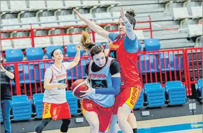  ?? FOTO: FEB ?? Laura Gil intenta superar la defensa de Laura Nicholls en un entrenamie­nto.
La selección femenina inicia hoy el Preolímpic­o