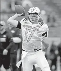  ?? AP/BUTCH DILL ?? Wyoming quarterbac­k Josh Allen of Wyoming (17) and Oklahoma quarterbac­k Baker Mayfield are teammates on the North squad in today’s Senior Bowl in Mobile, Ala.