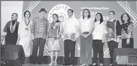  ??  ?? National Artist and KWF chairman Virgilio Almario and Dr. Purificaci­on Delima, fulltime Commisione­r, KWF led the awarding ceremony in line with the celebratio­n of the ‘Buwan ng Wika’ last month.