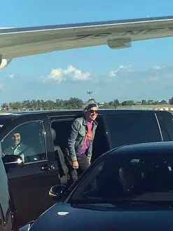  ??  ?? Keith Richards, chitarrist­a della band, sale in limousine all’aeroporto di Pisa