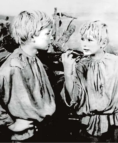  ?? FOTO PROFIMEDIA ?? Jarosław a Lech Kaczyńští v pohádce z roku 1962 O dvou uličnících, kteří ukradli Měsíc